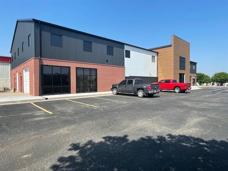 221 W 44th St, Kearney, NE for lease - Building Photo - Image 3 of 8