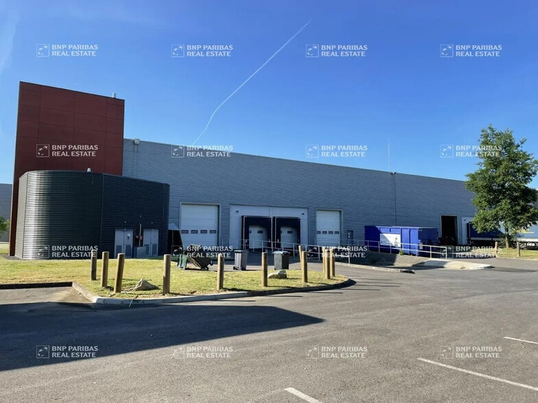 Flex in Lieusaint for lease - Building Photo - Image 2 of 15