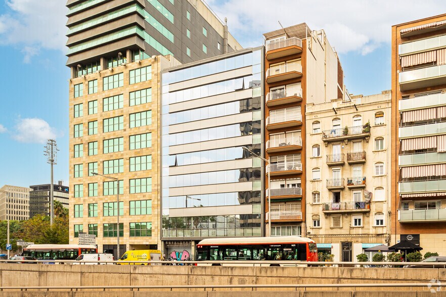 Office in Barcelona, Barcelona for lease - Building Photo - Image 2 of 4