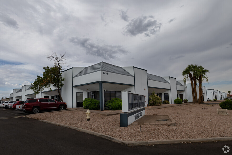 3334-3432 W Wilshire Dr, Phoenix, AZ for lease - Primary Photo - Image 1 of 18