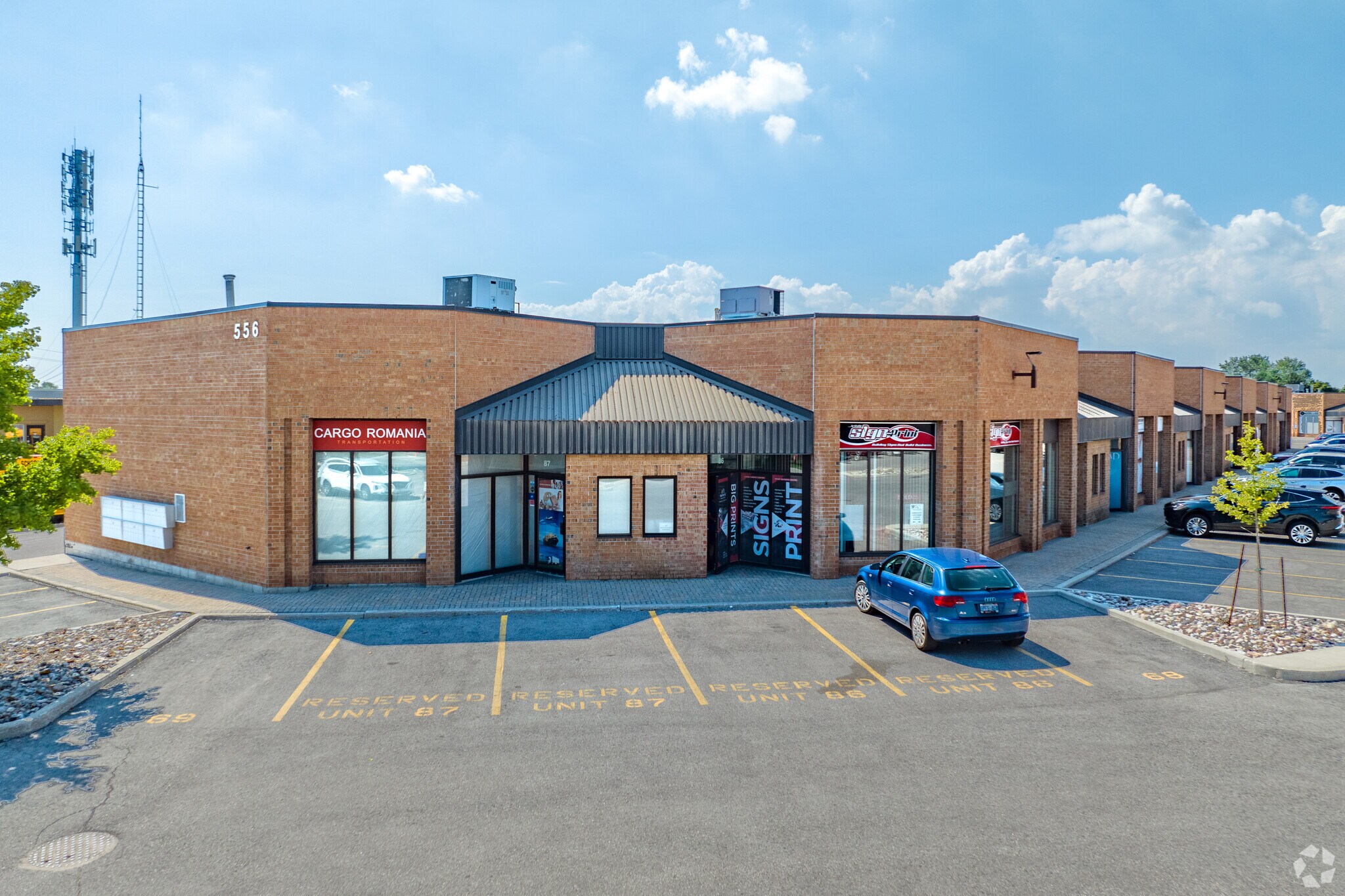 556 Edward Av, Richmond Hill, ON for lease Primary Photo- Image 1 of 6