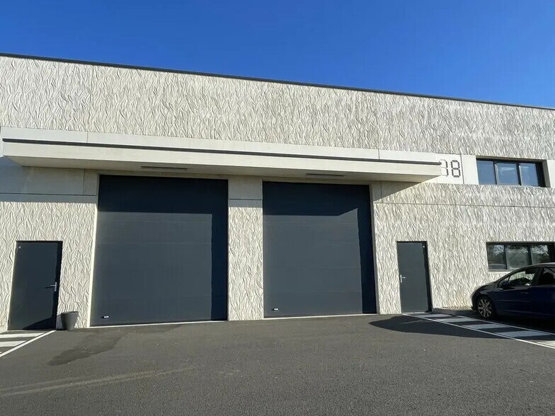 Flex in Izon for sale - Building Photo - Image 1 of 9