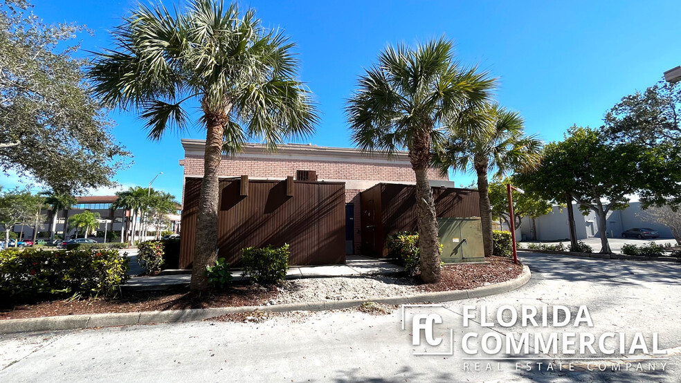 726 SW Federal Hwy, Stuart, FL for lease - Building Photo - Image 3 of 17