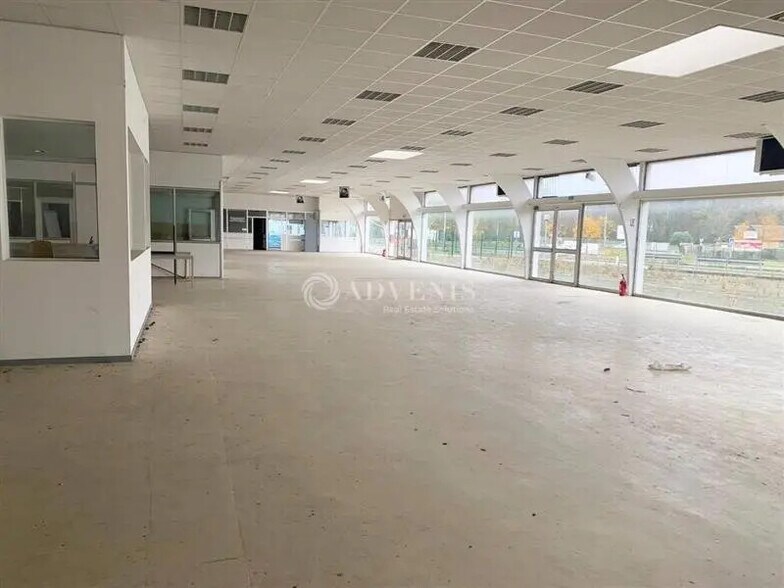 Flex in Saint-Ouen for sale - Interior Photo - Image 2 of 7