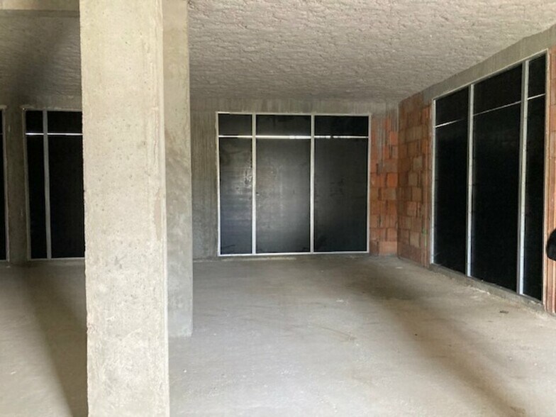 Retail in Freneuse for lease - Construction Photo - Image 2 of 9