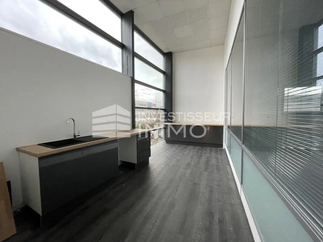 Office in Bussy-Saint-Martin for lease Interior Photo- Image 1 of 3