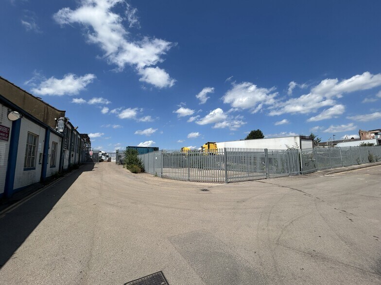 Leagrave Rd, Luton for lease - Building Photo - Image 3 of 4