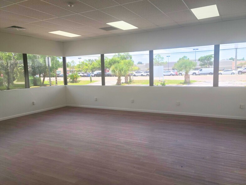 3760 E Bay Dr, Clearwater, FL for lease - Building Photo - Image 2 of 4
