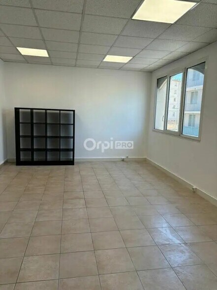 Retail in La Seyne-sur-Mer for lease - Interior Photo - Image 3 of 3