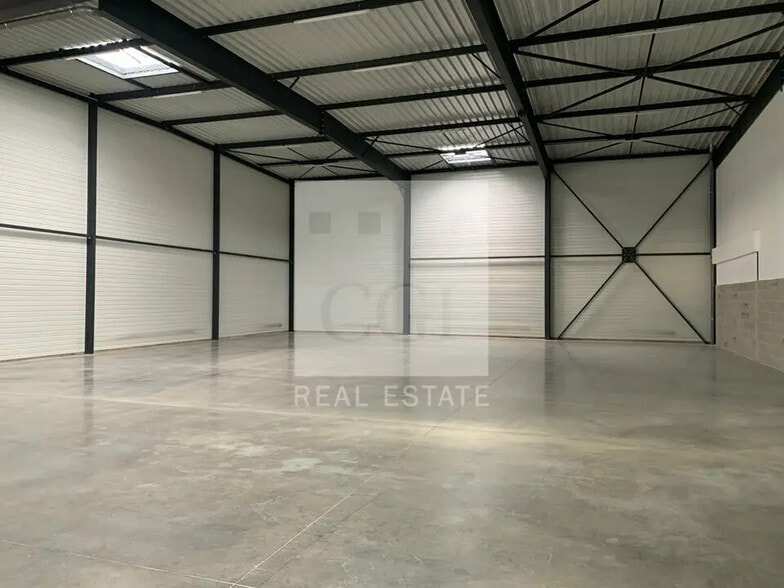 Flex in Frans for lease - Interior Photo - Image 3 of 8