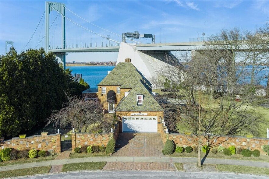 125 Malba Dr, Flushing, NY for sale - Primary Photo - Image 1 of 1