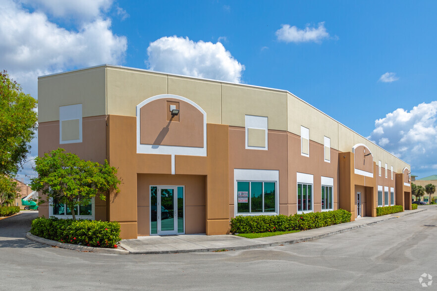 2051 Green Rd, Deerfield Beach, FL for lease - Building Photo - Image 1 of 5