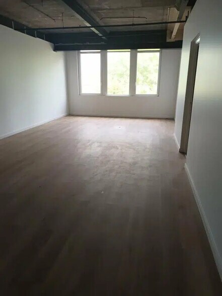 Office in Le Havre for lease - Interior Photo - Image 3 of 4