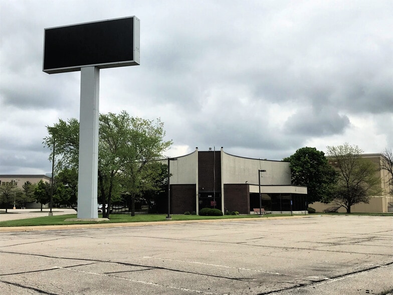 2532 Crossroads Blvd, Waterloo, IA for sale - Building Photo - Image 2 of 4