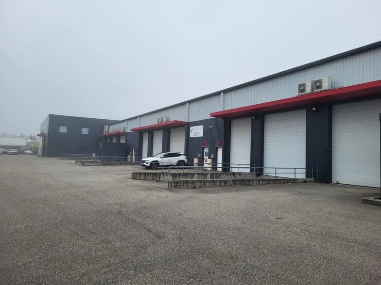 Flex in Saint-Quentin-Fallavier for lease - Building Photo - Image 2 of 7