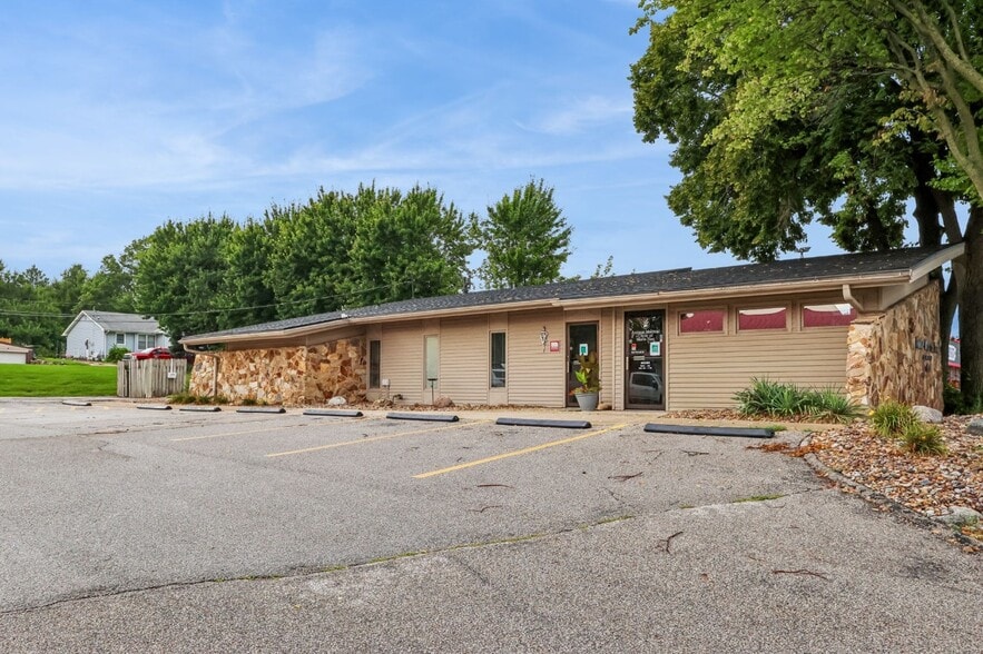 4520 Merle Hay Rd, Des Moines, IA for lease - Building Photo - Image 2 of 10
