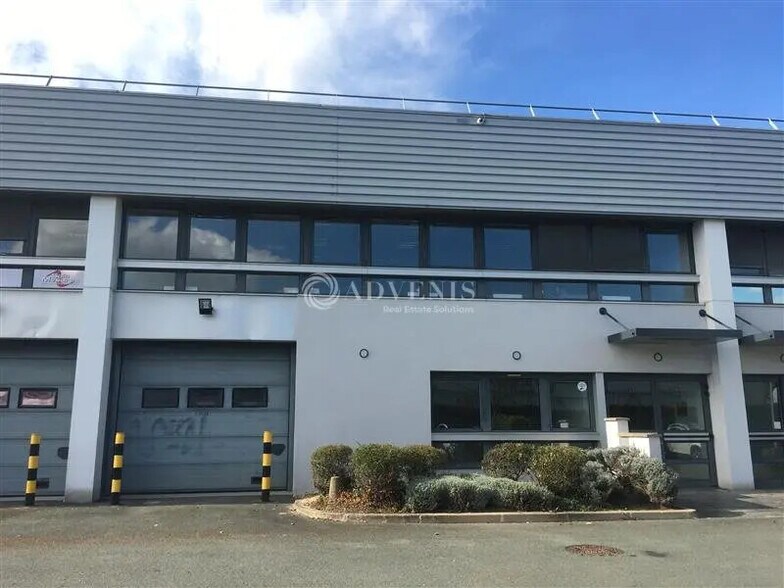 Flex in Trappes for lease - Building Photo - Image 3 of 6