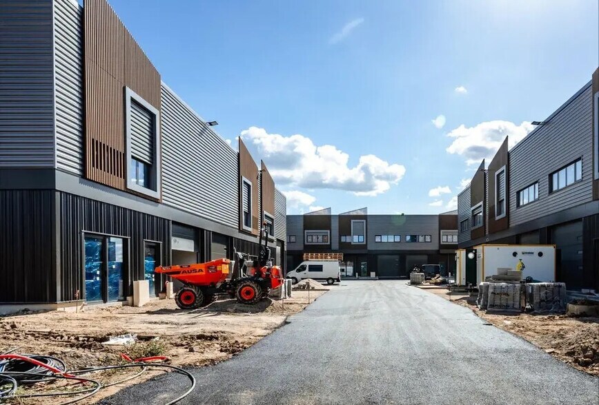 Flex in Courtry for sale - Building Photo - Image 2 of 7