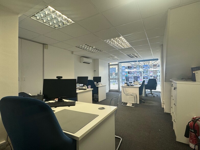 26-26A Chipstead Valley Rdg, Coulsdon for lease - Interior Photo - Image 2 of 2