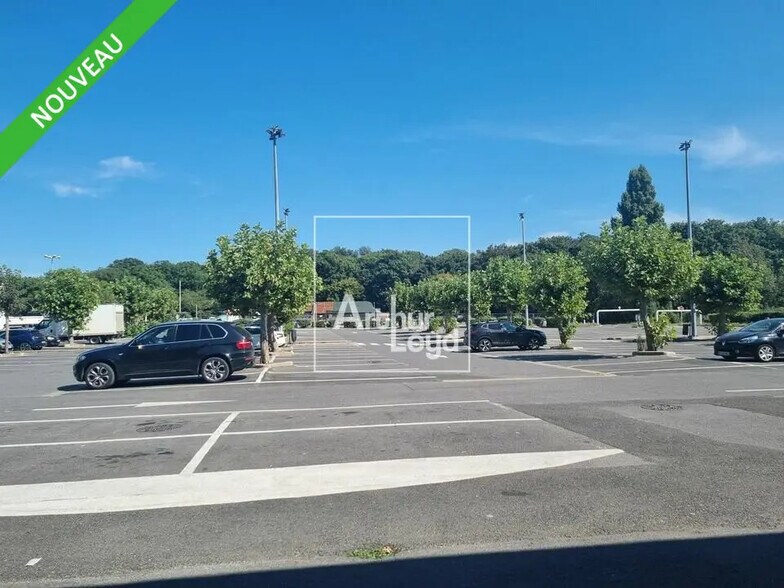 Retail in Savigny-le-Temple for lease - Building Photo - Image 3 of 4