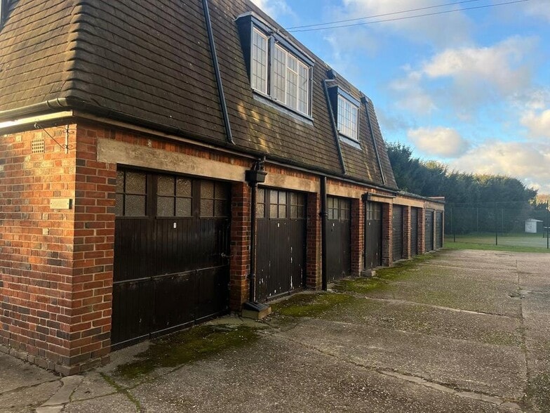 Green Tiles Ln, Uxbridge for lease - Building Photo - Image 1 of 2