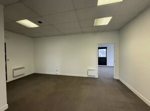 Office in Beauvais for lease Interior Photo- Image 2 of 10