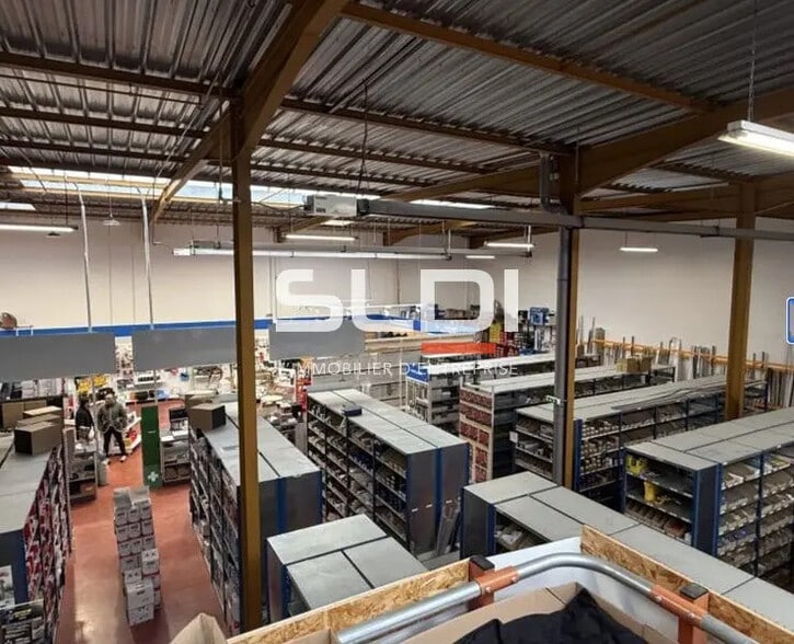 Flex in Lyon for lease - Interior Photo - Image 3 of 5