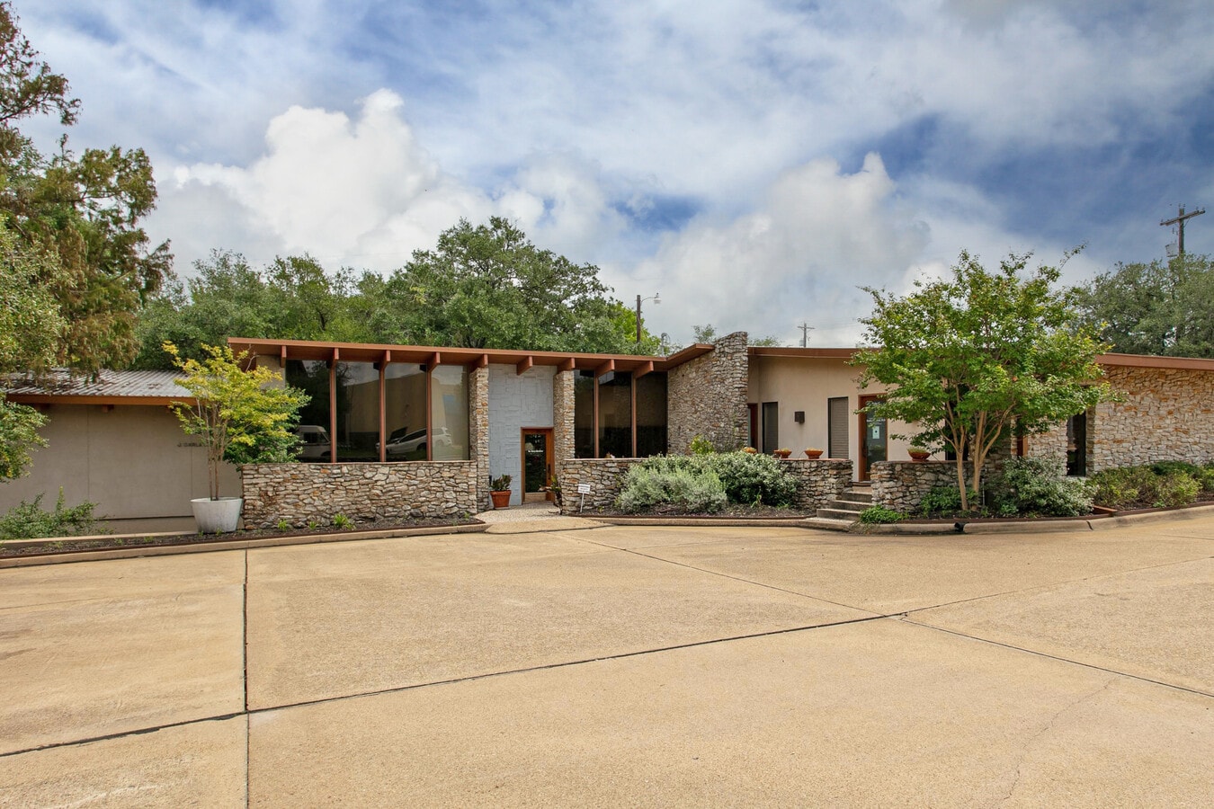 2400 Broadmoor Dr, Bryan, TX 77802