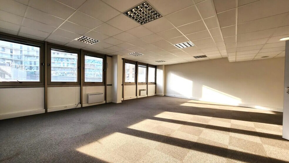 Office in Boulogne-Billancourt for lease - Building Photo - Image 2 of 6