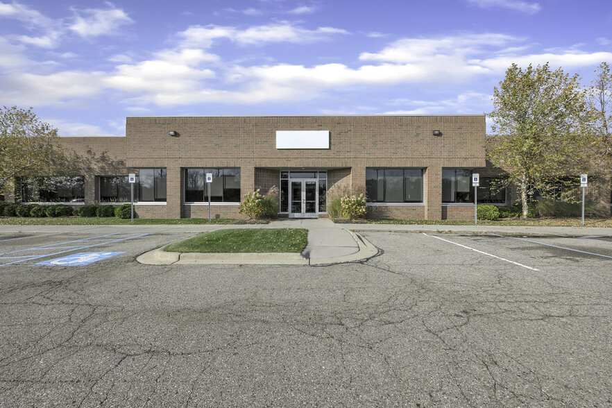 39500 MacKenzie Dr, Novi, MI for lease - Building Photo - Image 1 of 7