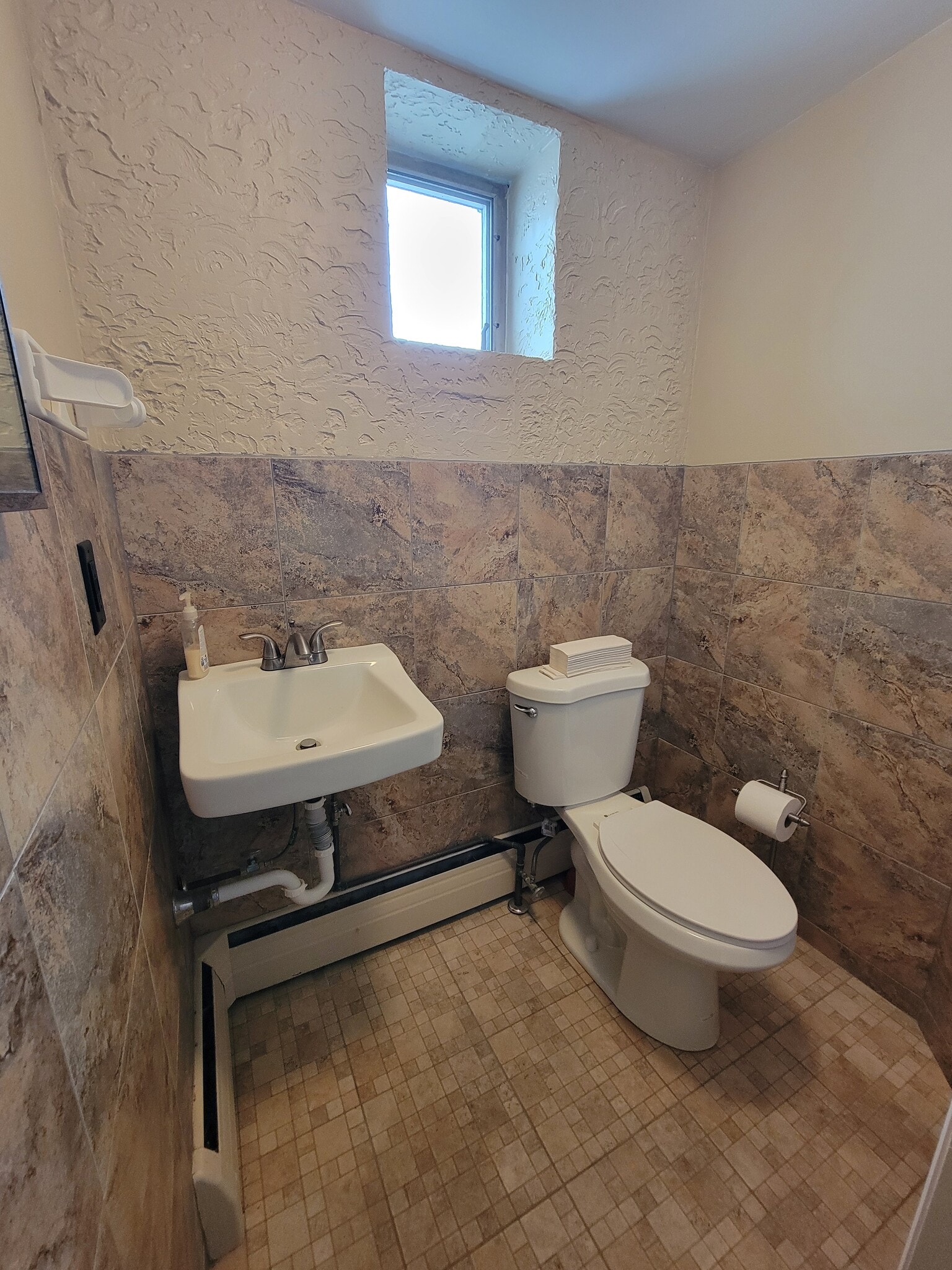 21415 W Greenfield Ave, New Berlin, WI for lease Interior Photo- Image 1 of 5