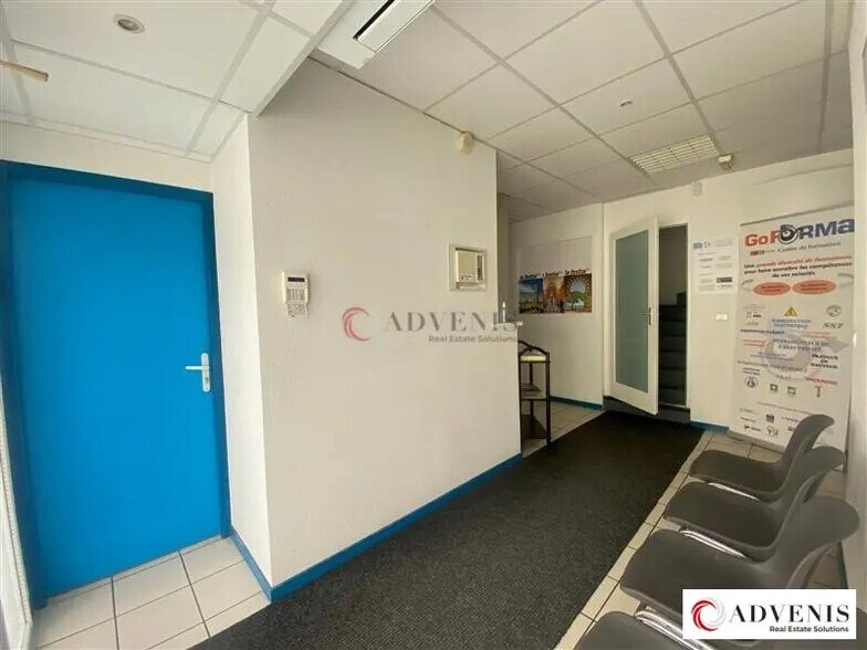 Office in Floirac for lease - Lobby - Image 2 of 10