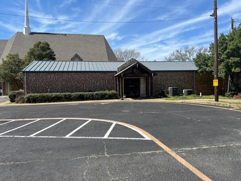 100 S Old Indian Trl, Tool, TX for sale - Building Photo - Image 1 of 1