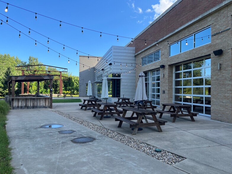 701 W Michigan Ave, Kalamazoo, MI for sale - Building Photo - Image 2 of 22