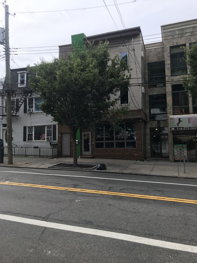 101 Victory Blvd, Staten Island, NY 10301