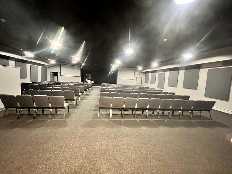 570 Park Ave, Keene, NH for sale - Interior Photo - Image 2 of 4