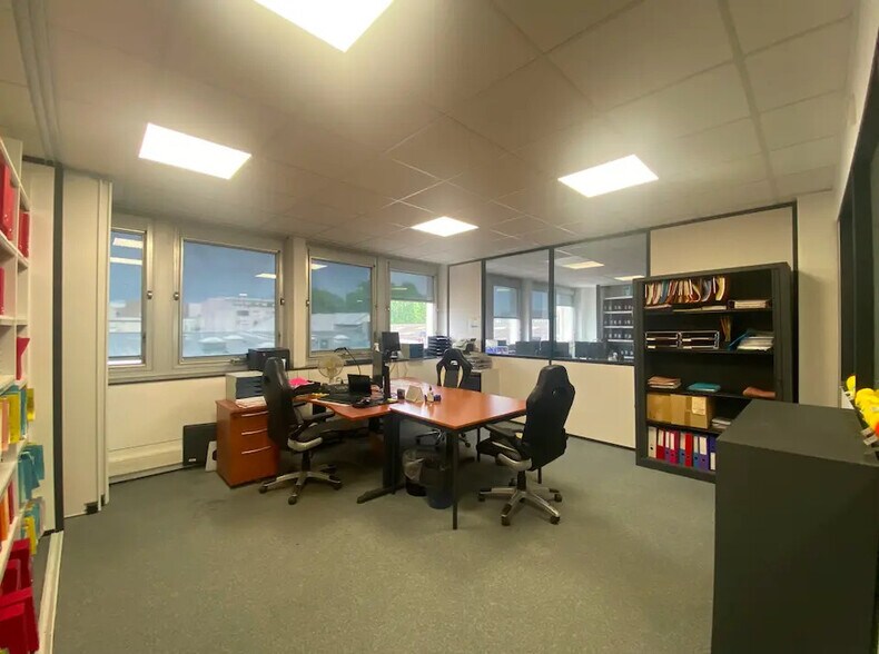 Office in Lyon for lease - Interior Photo - Image 2 of 6