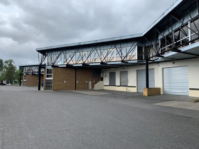 Industrial in Morangis for lease - Building Photo - Image 1 of 12