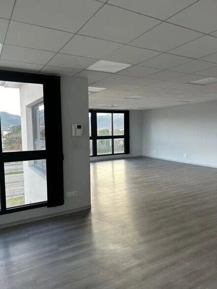 Office in Aubagne for lease - Building Photo - Image 1 of 7