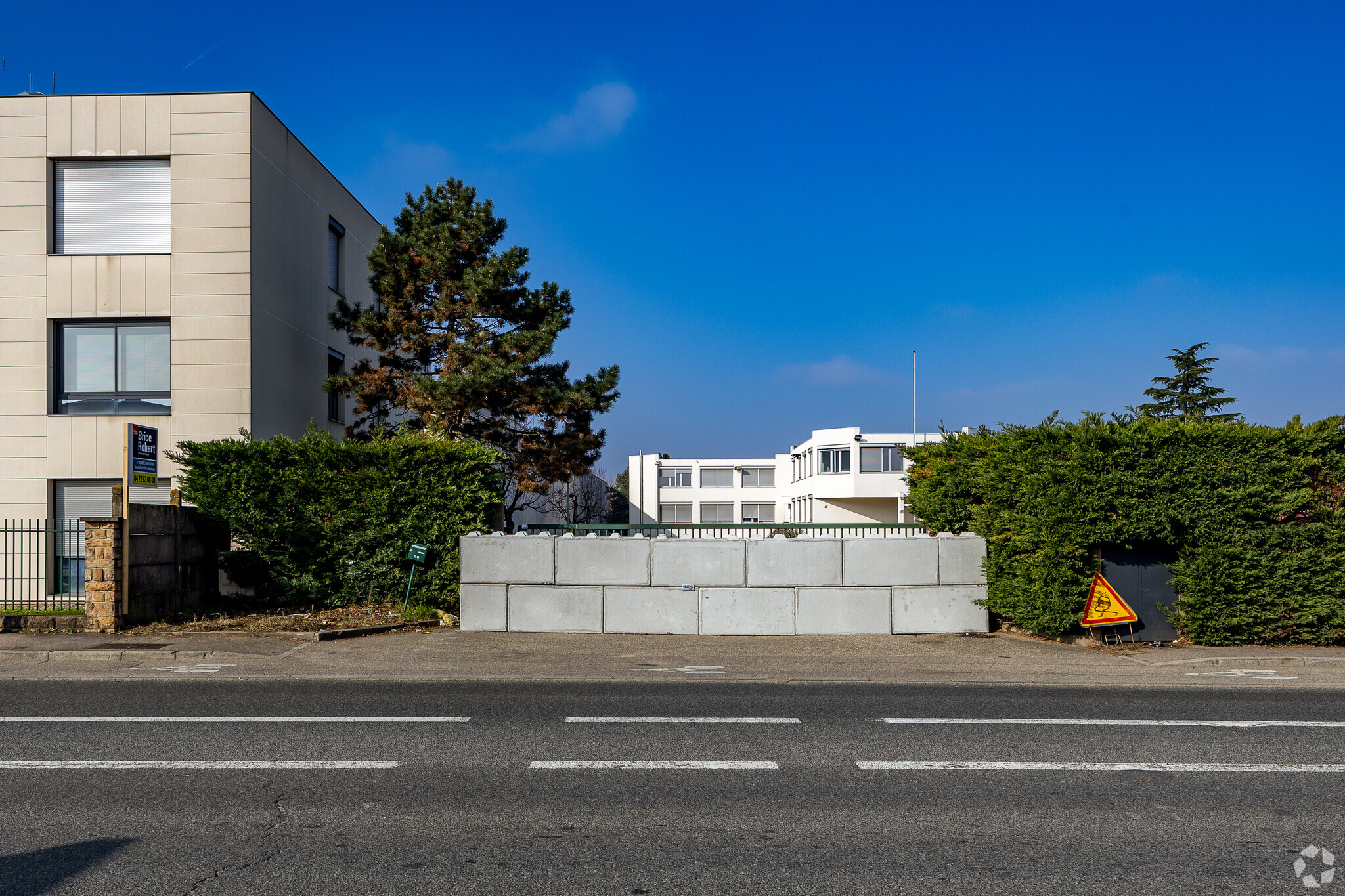 Office in Chassieu for sale Primary Photo- Image 1 of 6