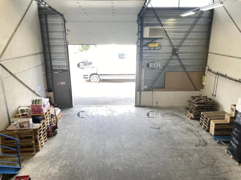 Flex in Brignais for lease - Interior Photo - Image 2 of 11