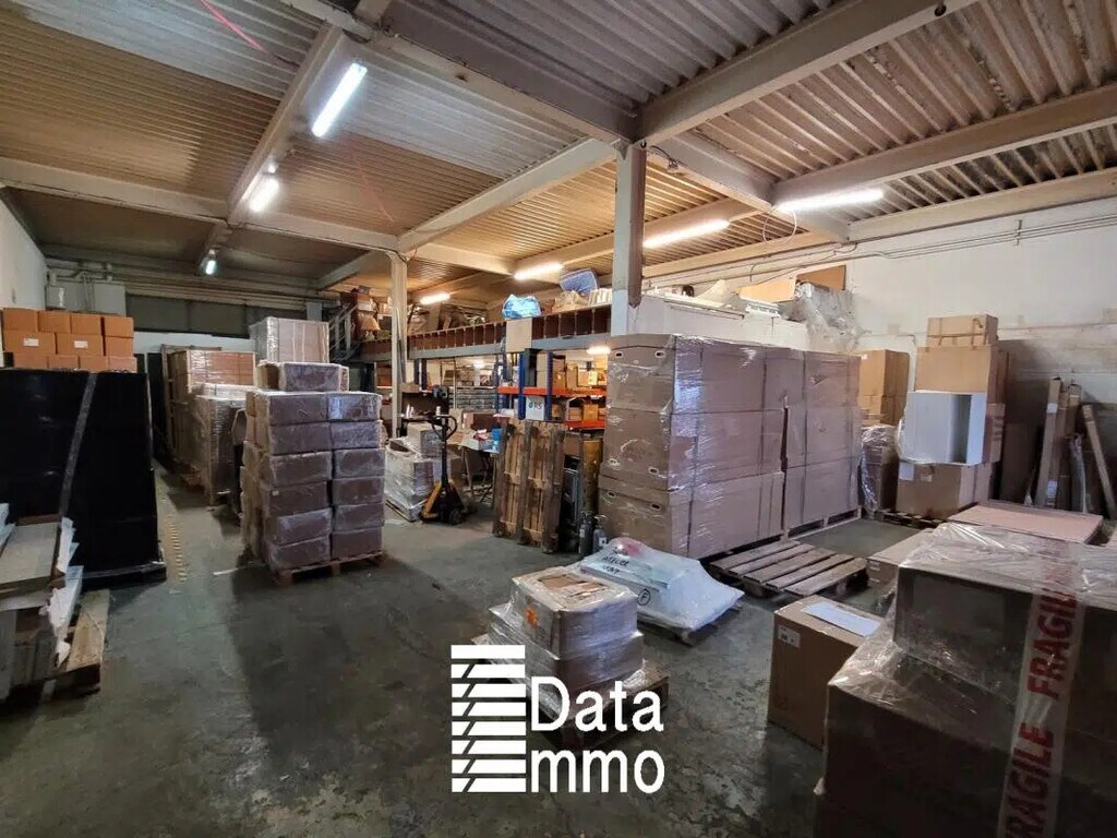 Location Entrepôt 345 m² - Photo 1