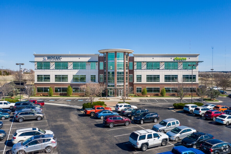 11600 Broadway Extension, Oklahoma City, OK for lease - Building Photo - Image 2 of 11