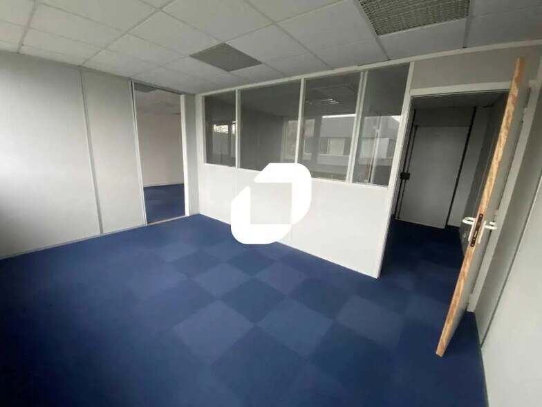 Office in Bordeaux for lease - Interior Photo - Image 3 of 7