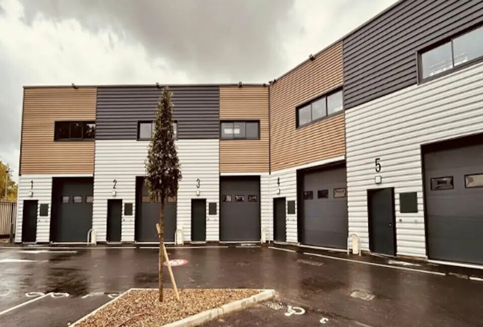 Location Local d'activités 114 m² - Photo 1