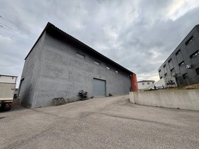 Flex in Le Rove for lease - Building Photo - Image 3 of 13