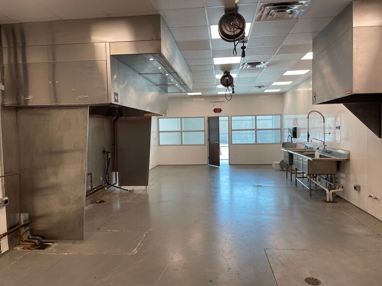 630 Ralph Ablanedo Dr, Austin, TX for lease - Interior Photo - Image 3 of 5