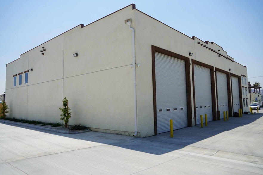 15992 Valley Blvd, Fontana, CA for lease - Building Photo - Image 2 of 8