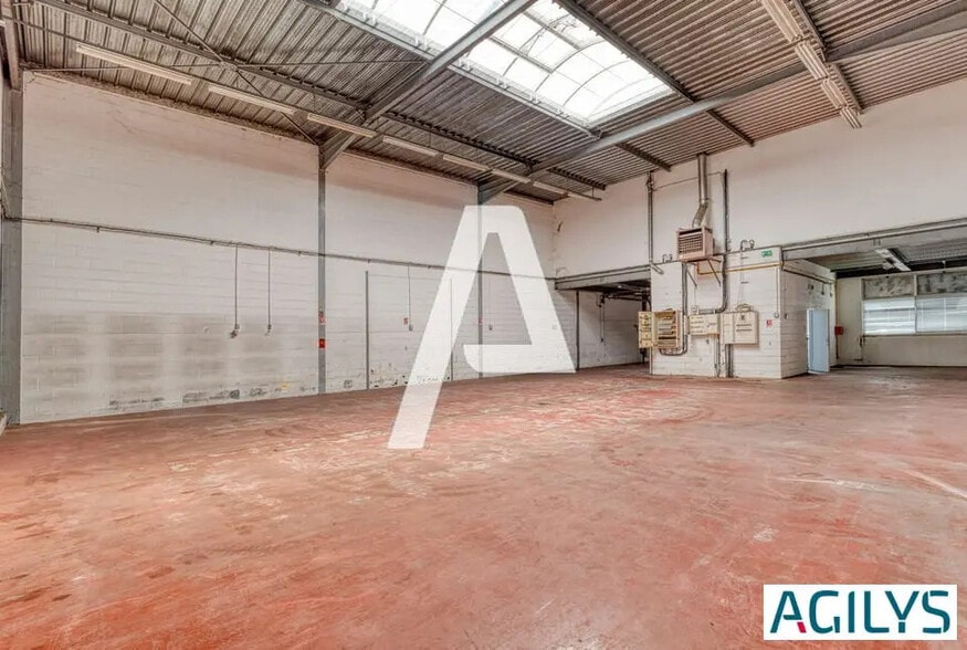 Flex in Villejuif for lease - Interior Photo - Image 1 of 6