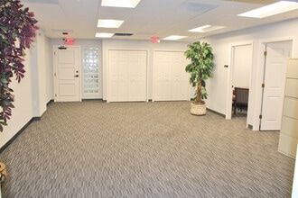 2400 Tamiami Trl N, Naples, FL for lease Interior Photo- Image 1 of 7